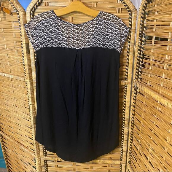 Little yellow button Black and Gray Asymmetrical Sleeveless Blouse large - Picture 5 of 5